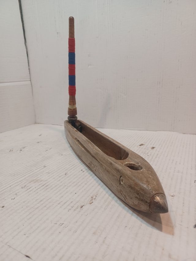Lanzadera de telar antigua de madera