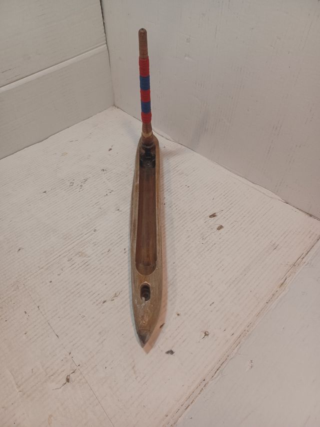 Lanzadera de telar antigua de madera