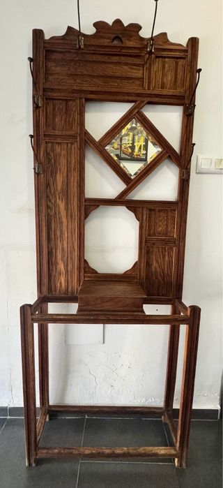 Perchero de madera antiguo con espejo