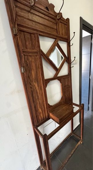 Perchero de madera antiguo con espejo