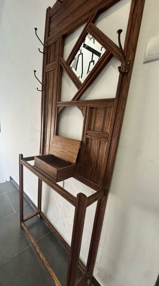 Perchero de madera antiguo con espejo
