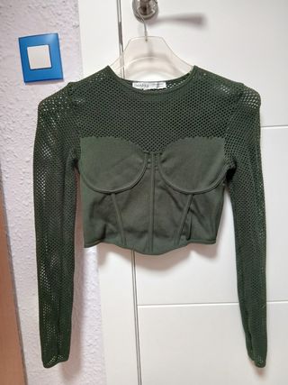 Jersey Bershka verde canalé y rejilla