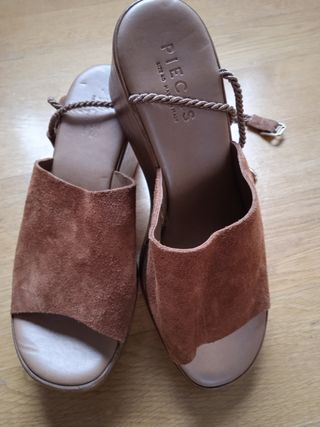 Sandalias PIECES ante marrón talla 40