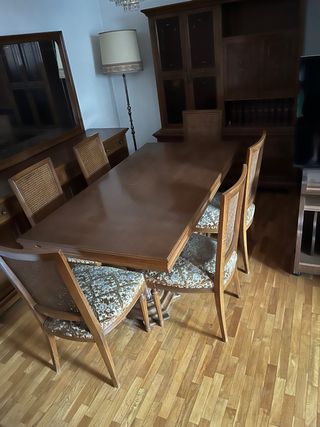 Mesa de comedor y 6 sillas de madera