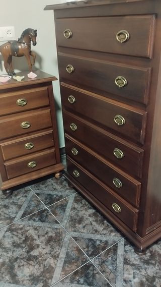 Dormitorio de madera clásico 3 puertas,mesita y có