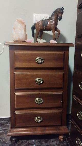 Dormitorio de madera clásico 3 puertas,mesita y có