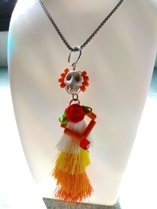 Collar artesanal único con calavera