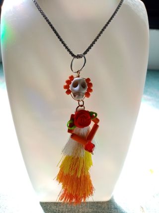 Collar artesanal único con calavera