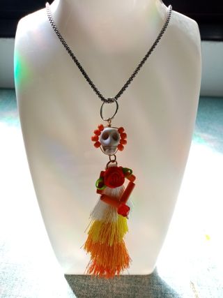 Collar artesanal único con calavera