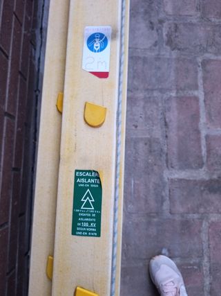 Escalera de fibra aislante