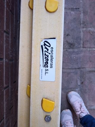 Escalera de fibra aislante