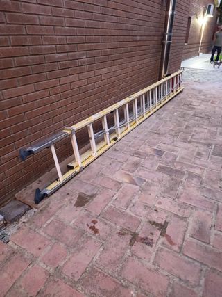 Escalera de fibra aislante