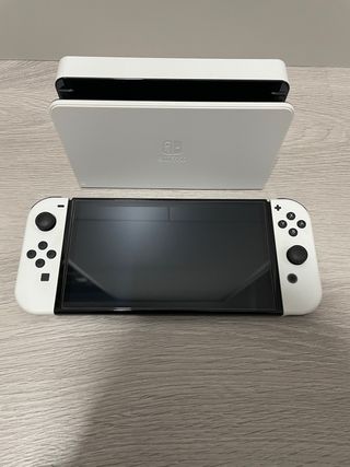 Nintendo Switch OLED Blanca con funda de viaje