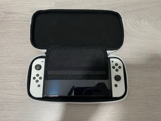 Nintendo Switch OLED Blanca con funda de viaje