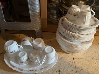 Juego de tazas y platos de porcelana