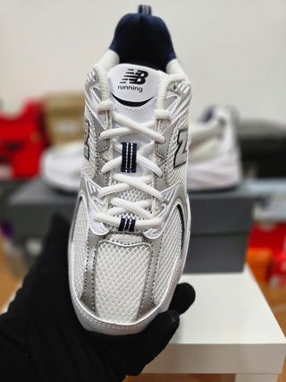 New Balance 530 Plata y Blanco