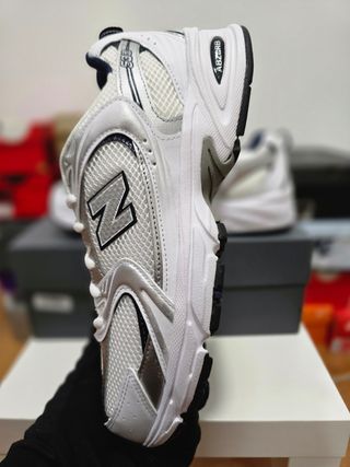 New Balance 530 Plata y Blanco