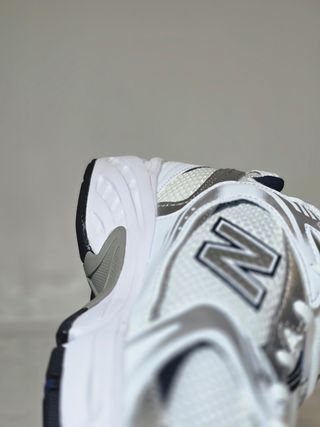 New Balance 530 Plata y Blanco
