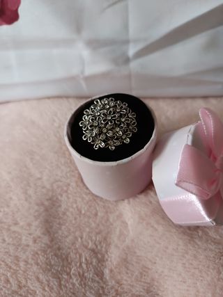 Espectacular anillo plateado con flor y brillantit