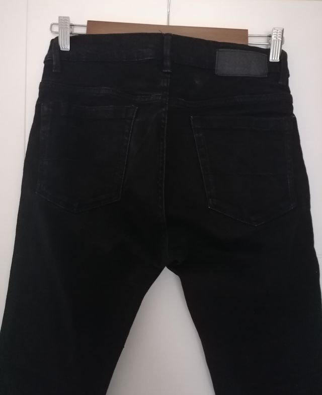 Vaqueros pitillo negros Mango