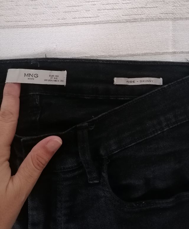 Vaqueros pitillo negros Mango
