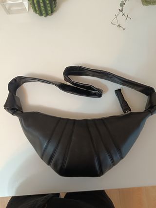 Bolso Media Luna cruzado.  

 
