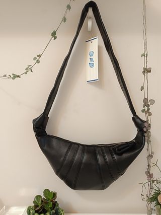 Bolso Media Luna cruzado.  

 
