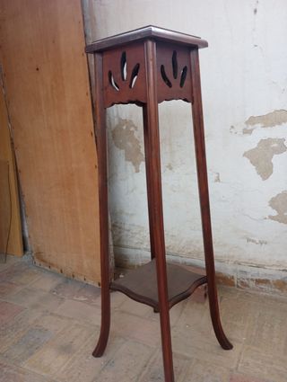 Mesita alta de madera