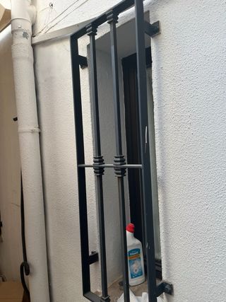 Reja de hierro forjado
Medidas : 118 x 38