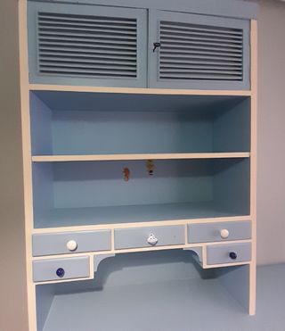 Mueble infantil: escritorio, cómoda y estantería