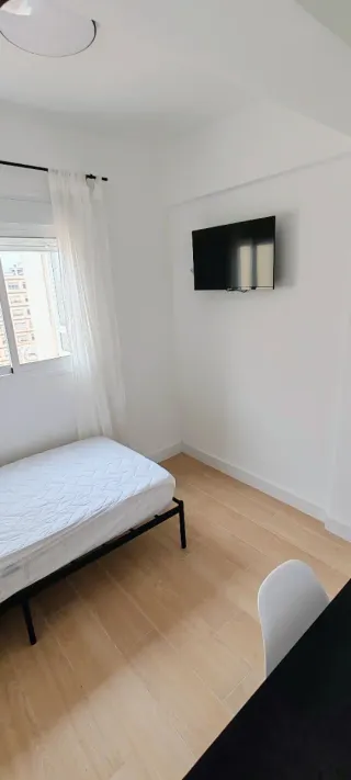 Moderna HABITACIÓN en alquiler SOLO PARA MUJERES