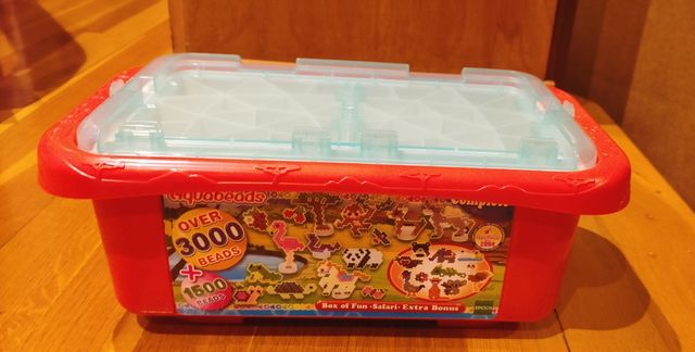 Caja Aquabeads con más de 3000 bolas y accesorios.
