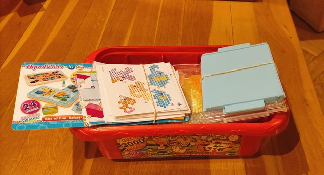 Caja Aquabeads con más de 3000 bolas y accesorios.