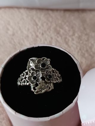 Anillo plateado envejecido labrado flores