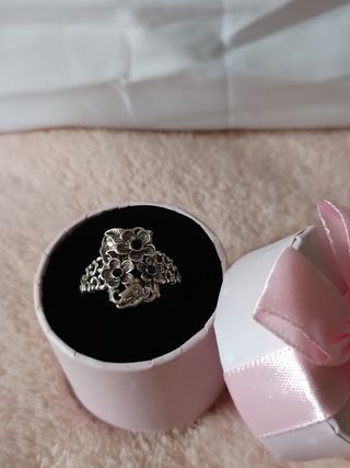 Anillo plateado envejecido labrado flores