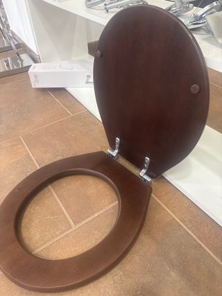 Tapa de inodoro de madera color marrón