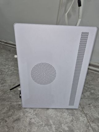 Ordenador de mesa blanco como nuevo