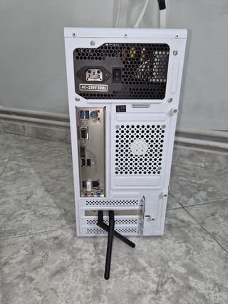 Ordenador de mesa blanco como nuevo