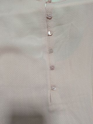 Camisa fluida rosa con encaje