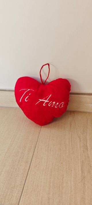 Morbido peluche cuore con scritta TI Amo ricamata