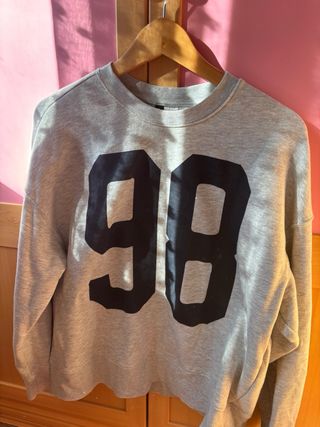 Sudadera gris con número 98 estilo subdued