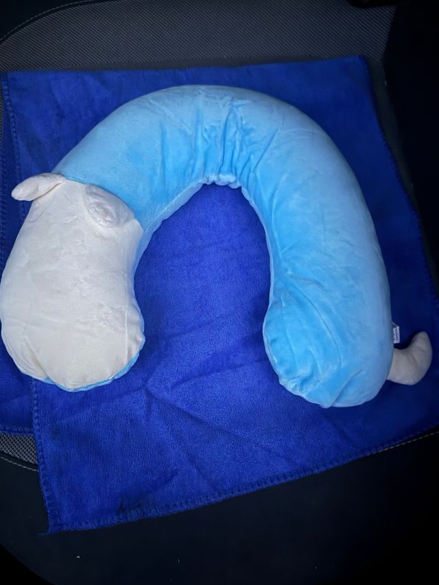 Almohada de cuello azul y blanco