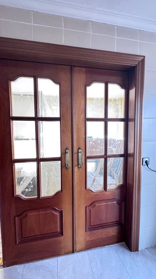 Muebles clásicos y puertas en buen estado