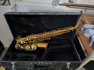 Saxofón Alto Antiguo Dorado