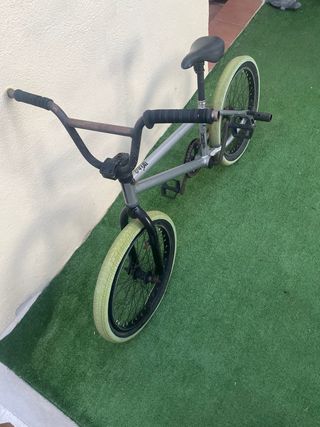 Bicicleta BMX plateada