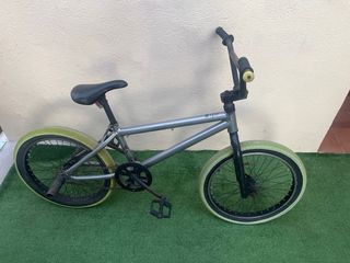 Bicicleta BMX plateada