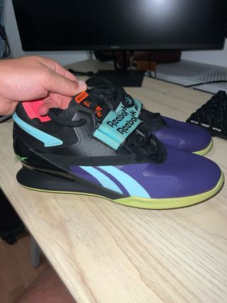 Zapatilla Halterofilia Reebok Negra y Morada