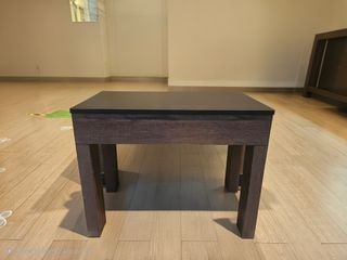 Mesa de madera con tapa de silestone negra