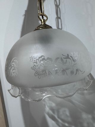 Lámpara de techo colgante dorada y cristal