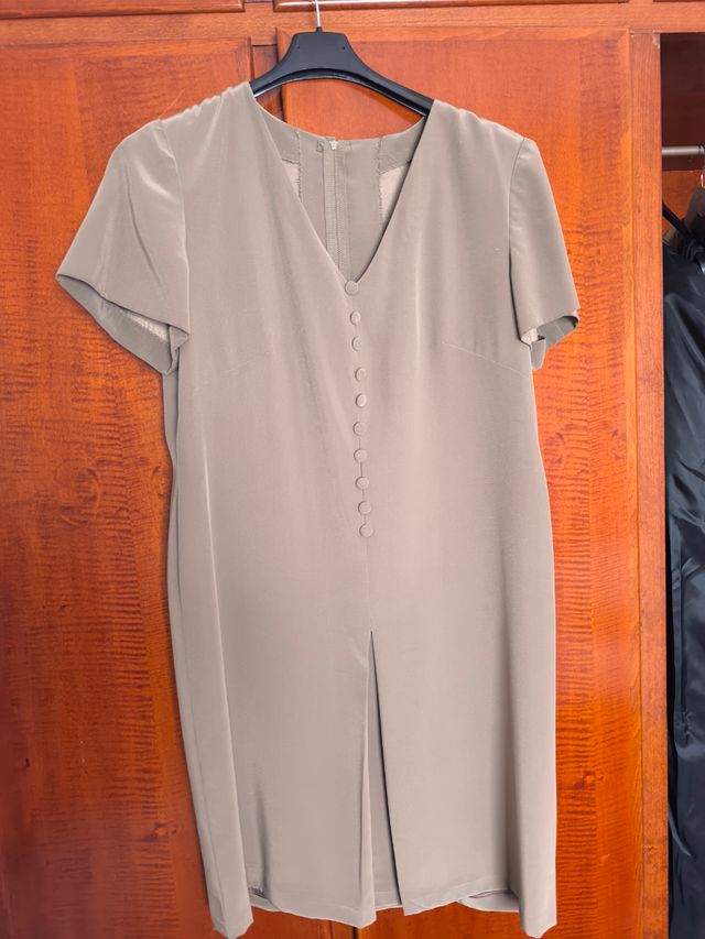 Vestido y abrigo color visón